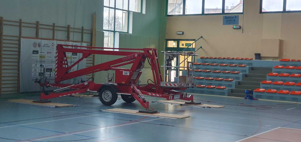 Wynajem podnośnik koszowy 13,5m na przyczepie