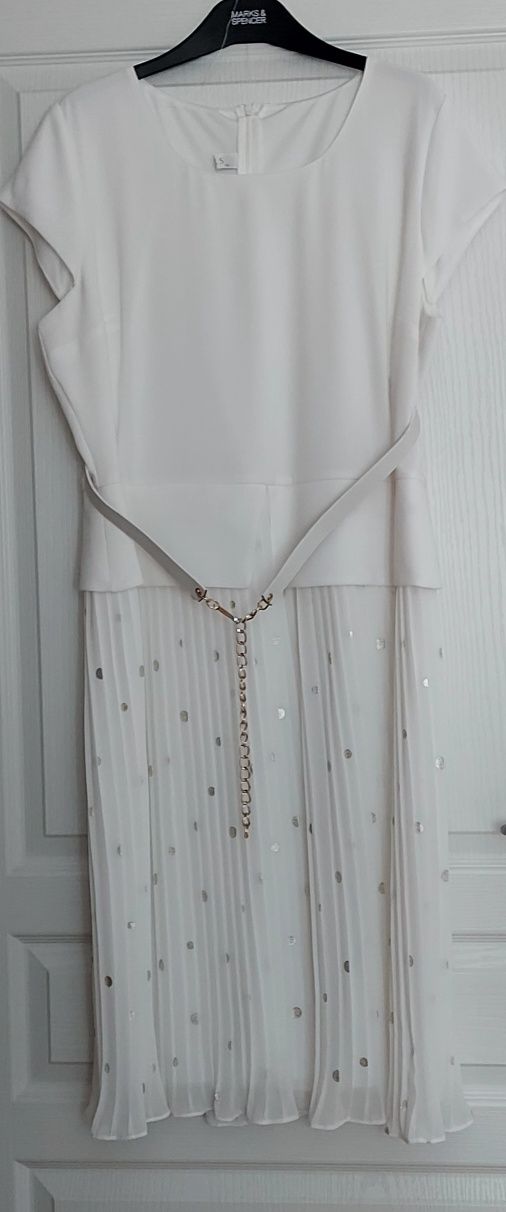 Biała suknia z plisowanym dołem w złote groszki, Vals, Turcja
