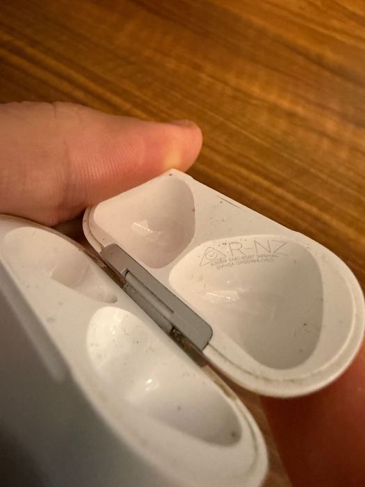 Кейс и левый наушник AirPods 4 (anc) с шумопоглащением