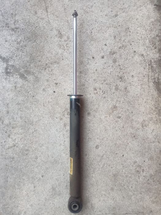 Задній амортизатор Opel astra j