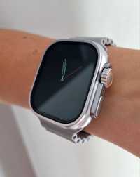 Srebrny smartwatch