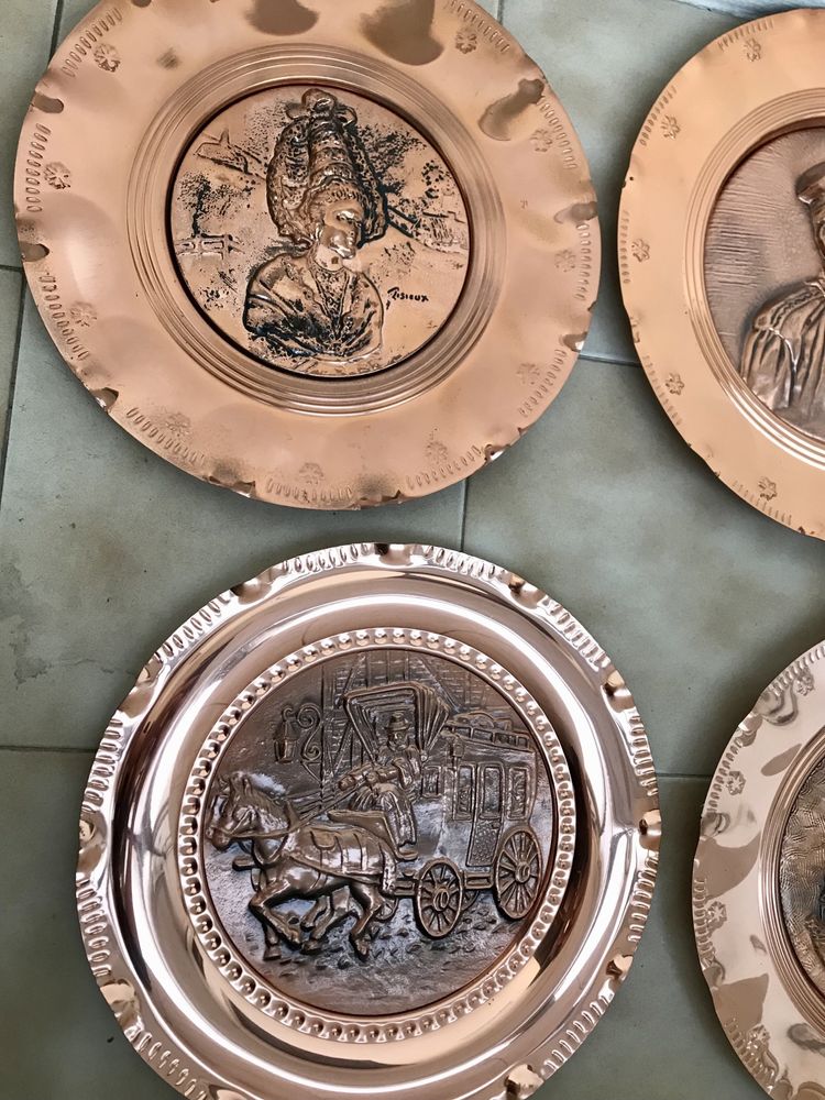 Pratos decorativos esculpidos em cobre