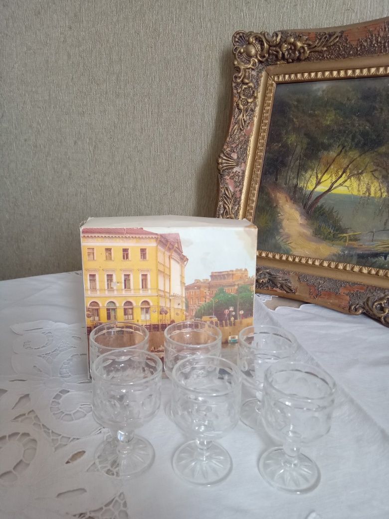 Старинные графины, рюмки.
