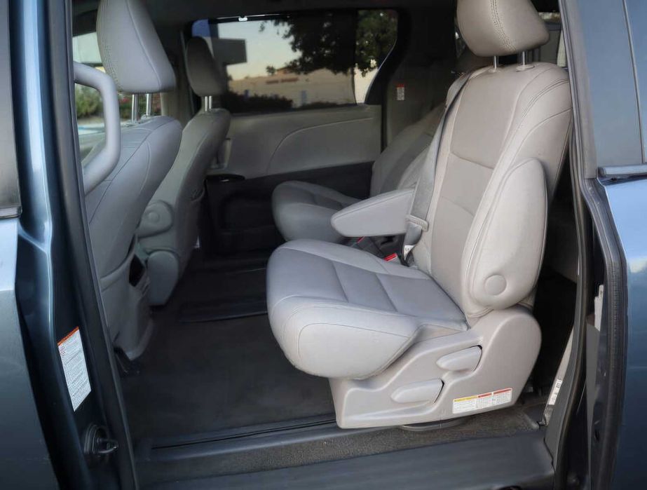 Toyota Sienna XLE      2017