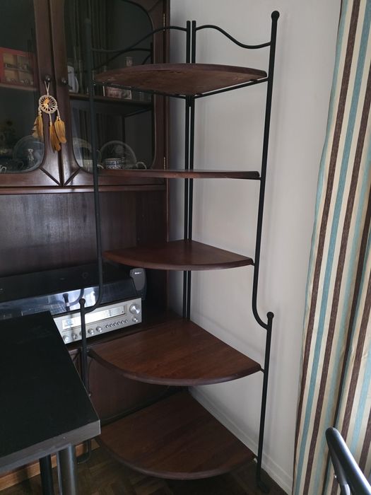 Ferro forjado e madeira da Malásia. 2 Estantes, Mesa, 4 Cadeiras
