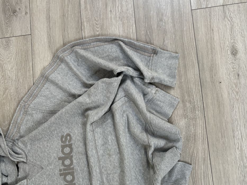 Szara bluza z kaptruem Adidas