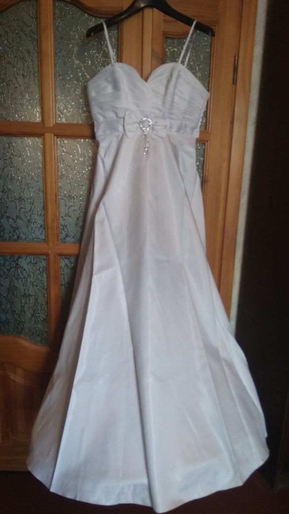 Свадебное платье из атласа.