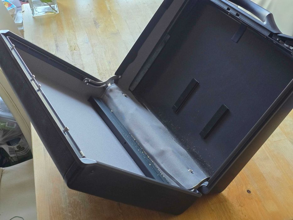 Новий портфель Samsonite з твердим корпусом.