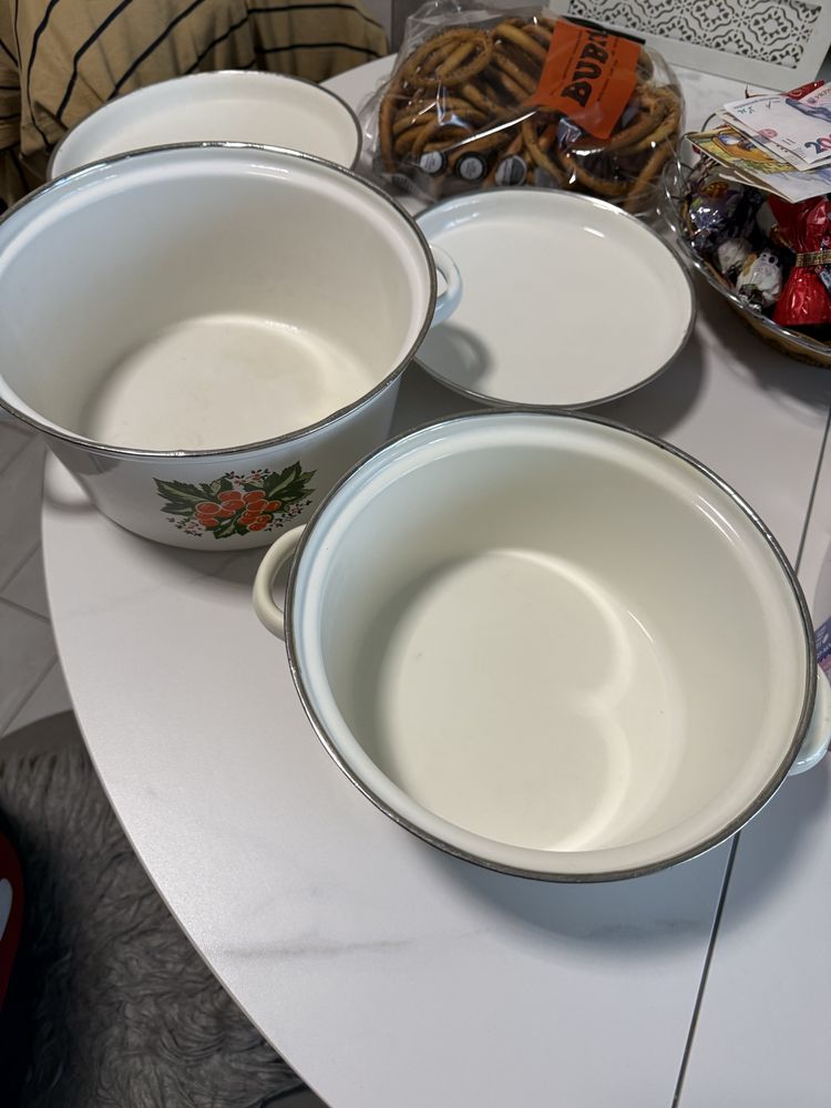 Продам две эмалированные кастрюли