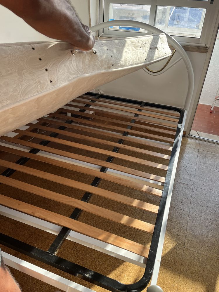 Cama de ferro com colchão