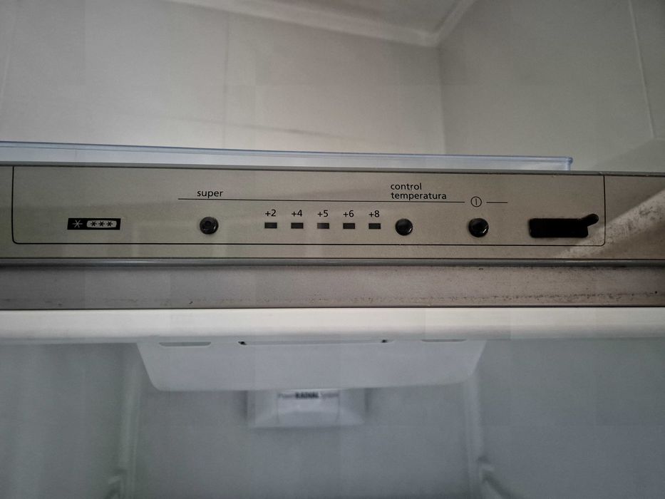 Frigorífico combinado em inox