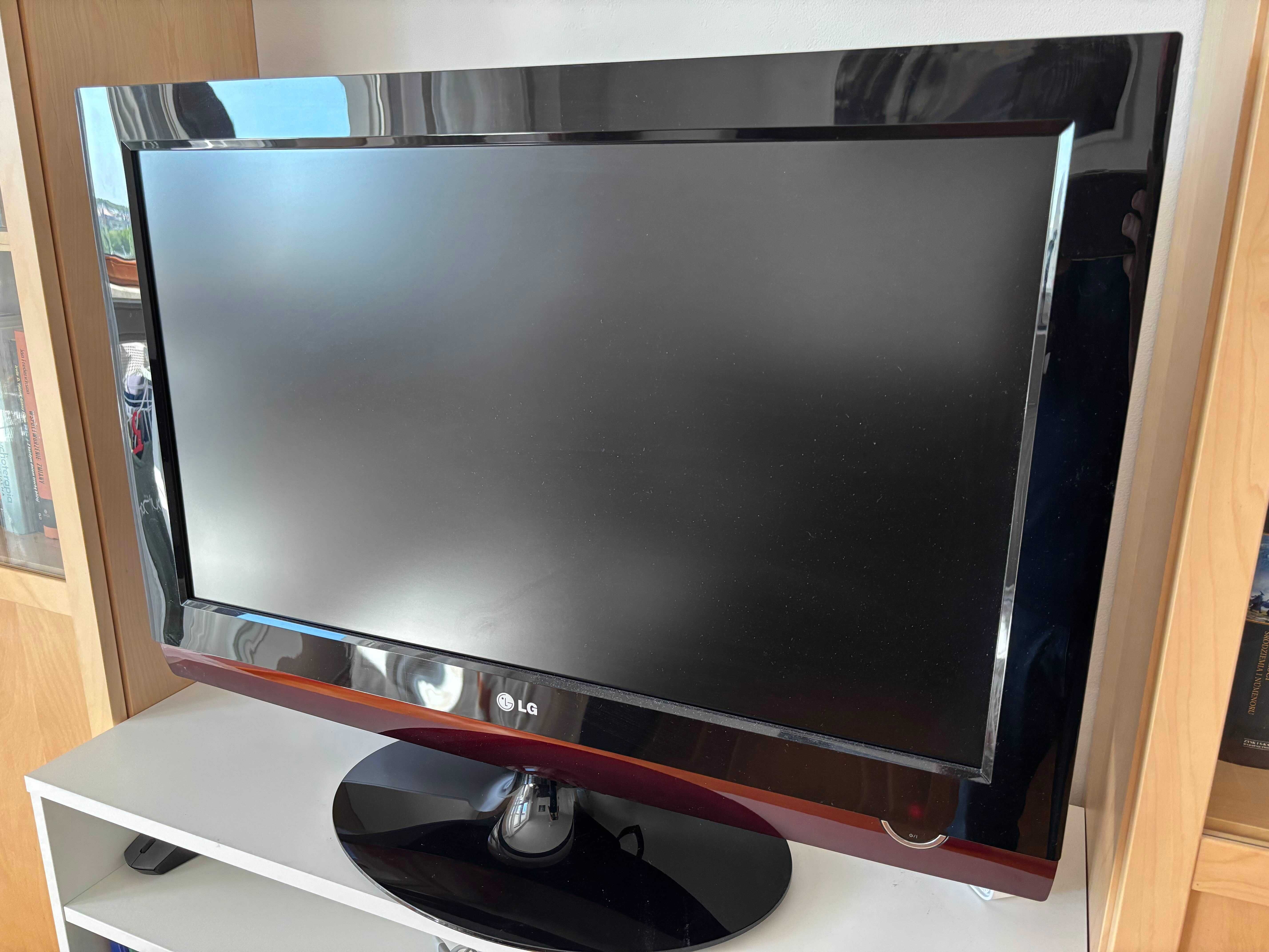Telewizor LCD LG 32 cale z odtwarzaczem DVD/CD