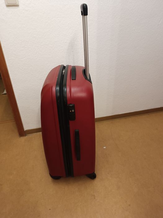 Пластиковый чемодан ,большой- 65*46*30см