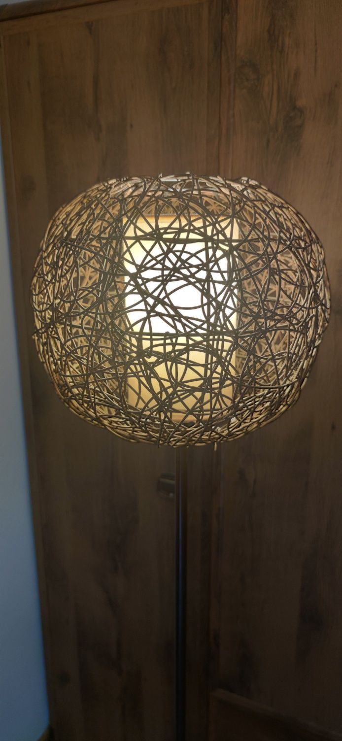 Lampa stojąca podłogowa