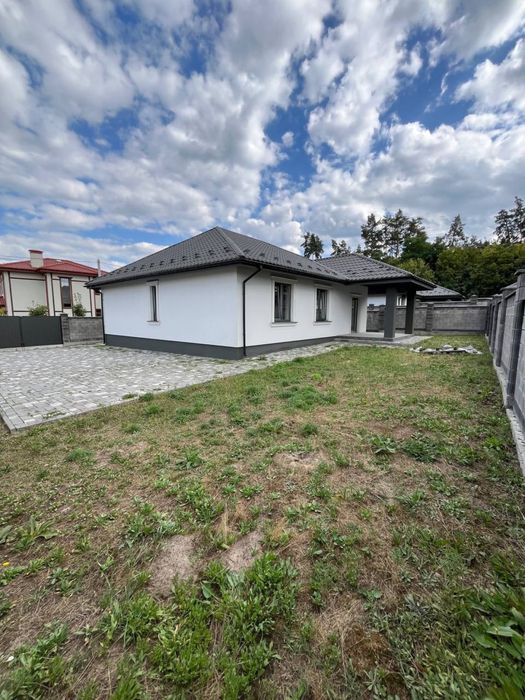 Одноповерховий будинок в лісовій частині Бучі