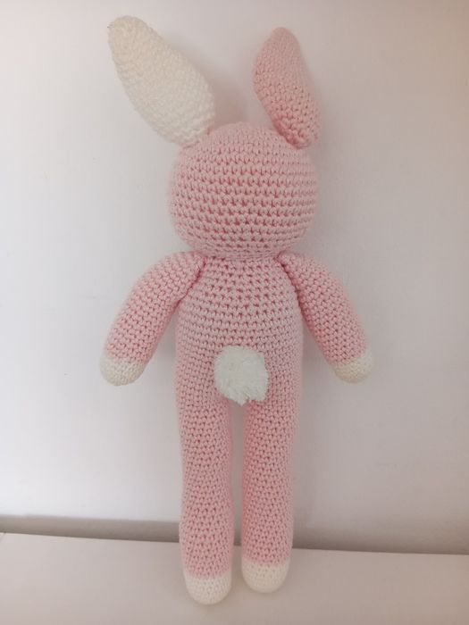 Coelho rosa/branco com cenoura, croché 30cm