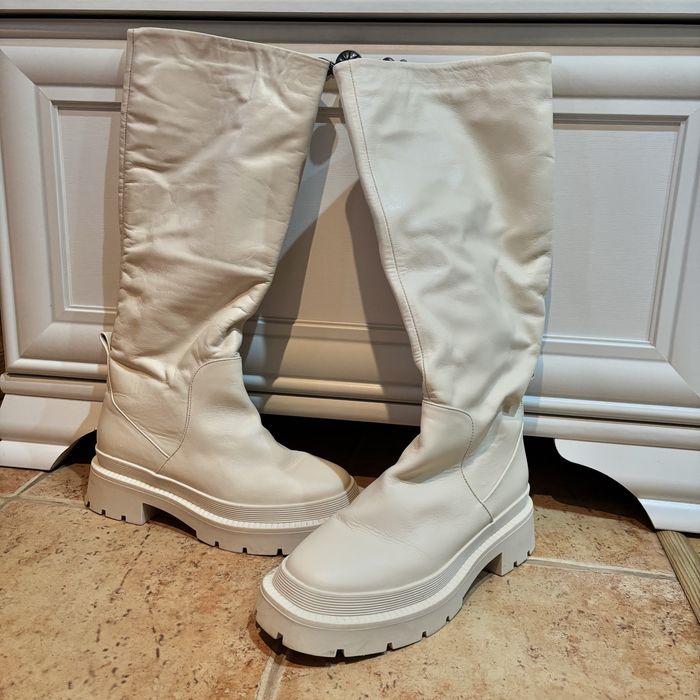 Кожані бежеві чоботи