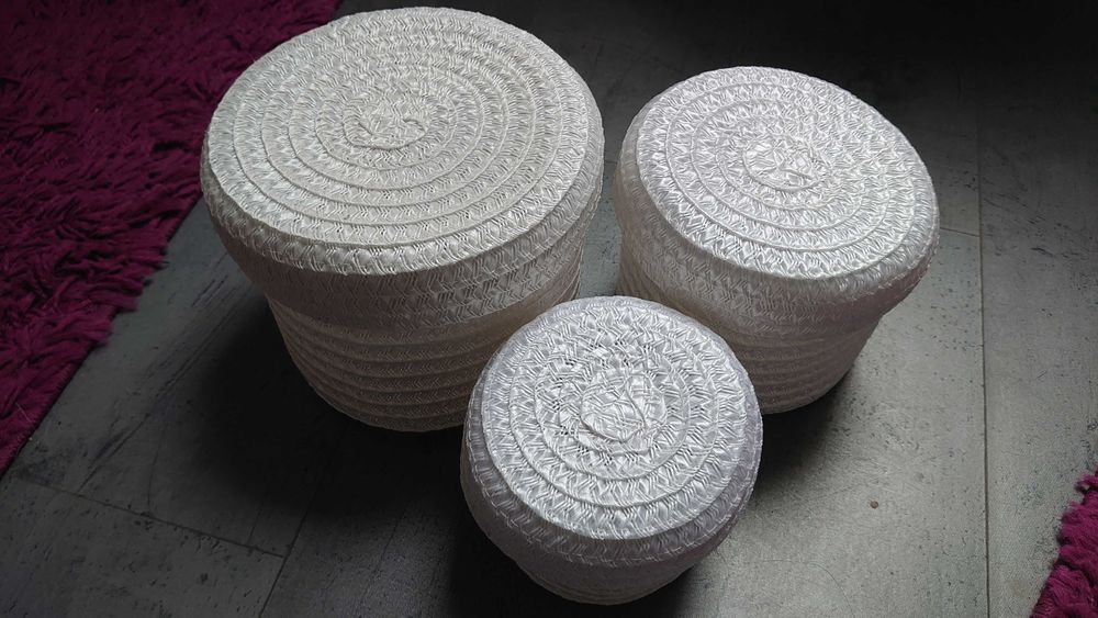 komplet koszyczków, 3 białe plecione pojemniki IKEA