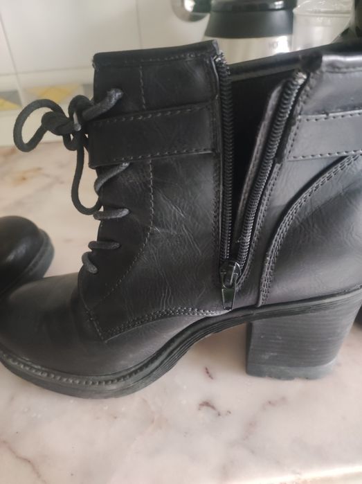 Botas pretas nr 37/4 usadas como novas