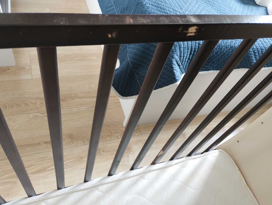 Łóżeczko dziecięce z szufladą i komoda z przewijakiem