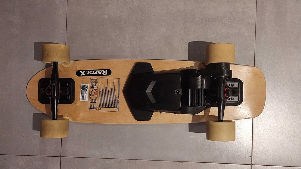 Deskorolka Elektryczna RazorX Cruiser – BRAK PILOTA I ŁADOWARKI