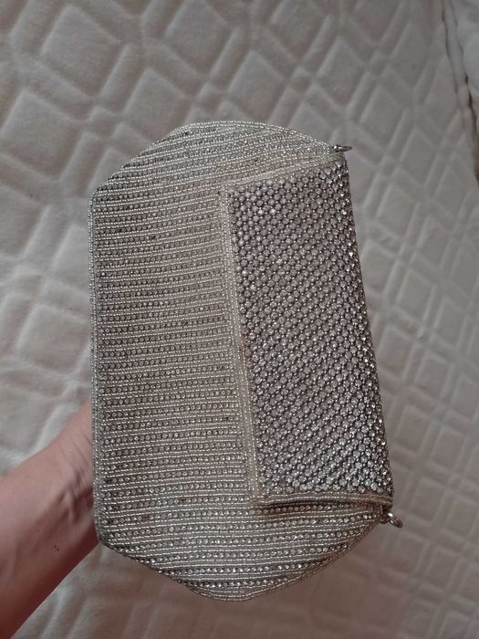 Bogato zdobiona torebka wieczorowa z Londynu, kuferek