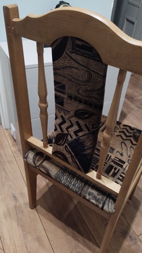 Dwa krzesła tapicerowane.