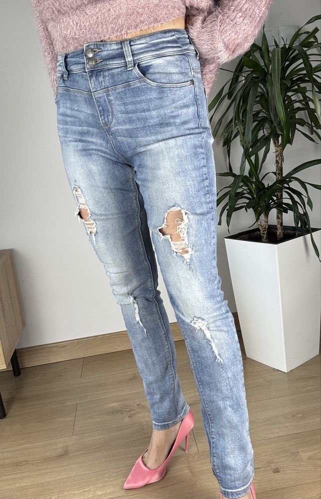 Reserved high-waisted niebieskie dżinsy z dziurami na wiosnę lato boho