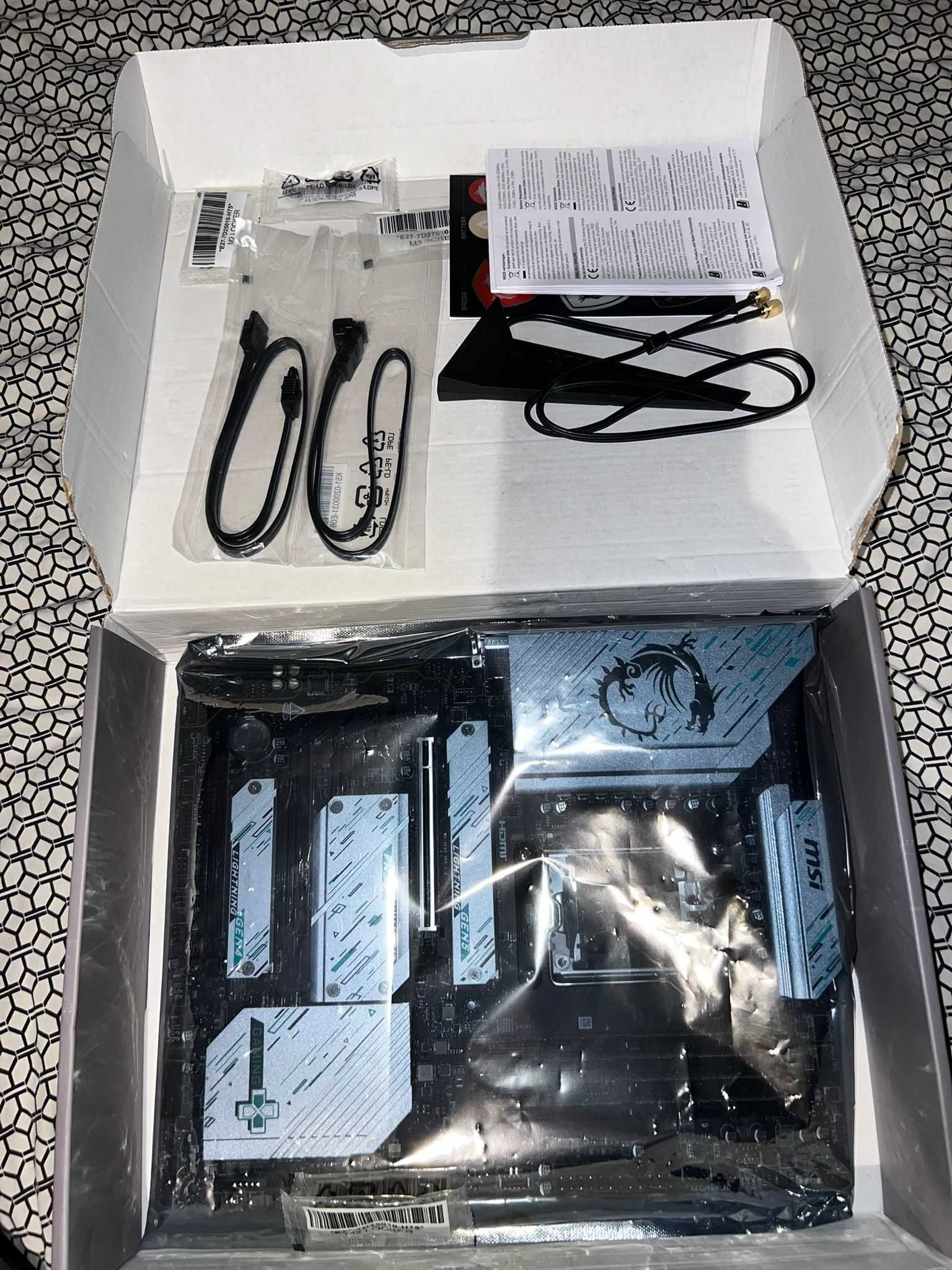 Motherboard AMD X670E Gaming Plus Wifi (Como nova)