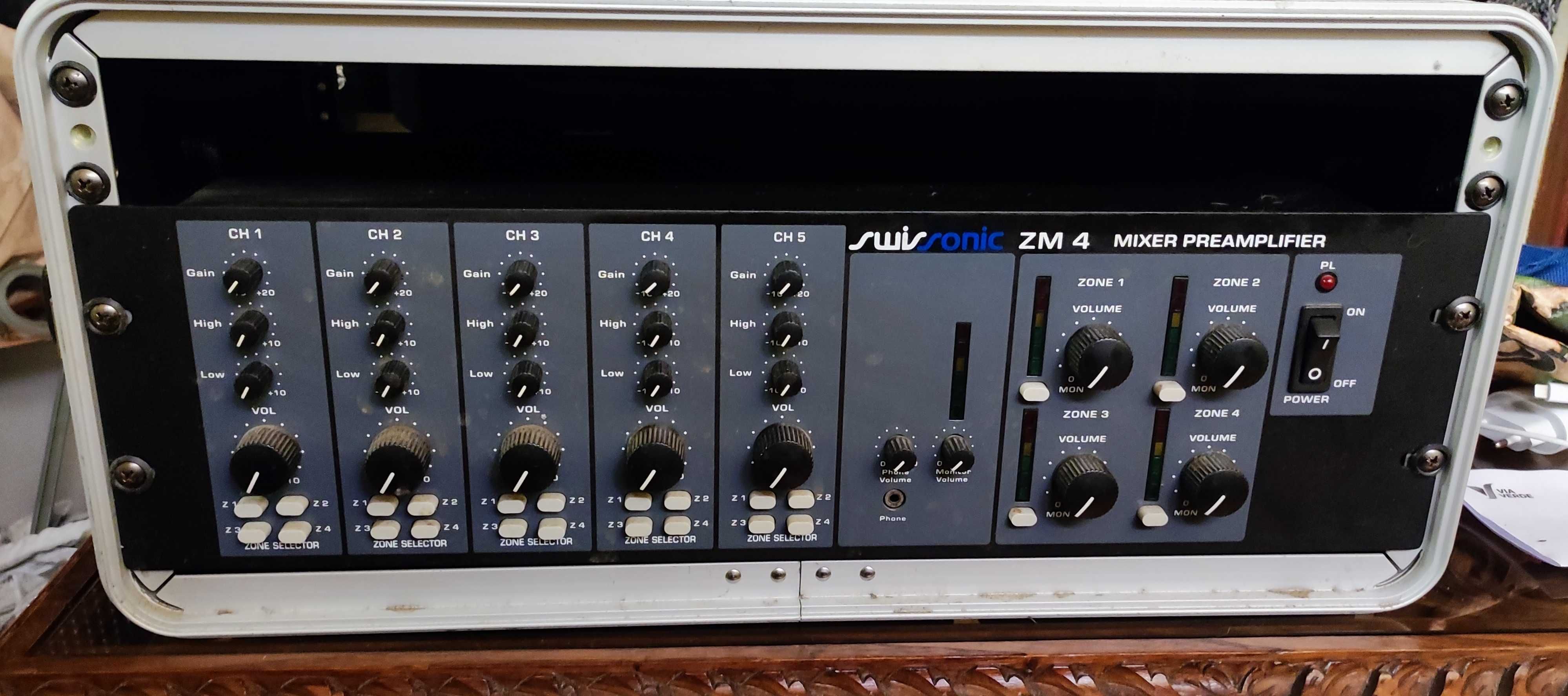 Mixer Pré-Amplificado Swissonic ZM4