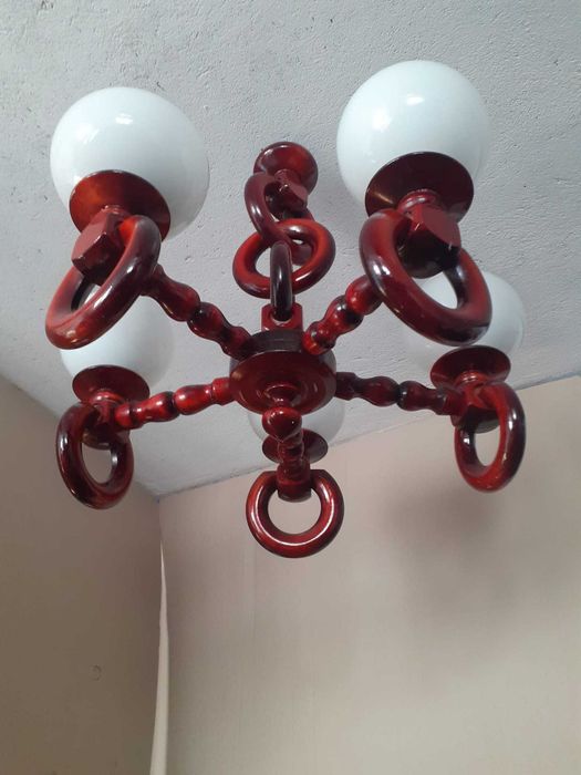 Żyrandol drewniany z kinkietem