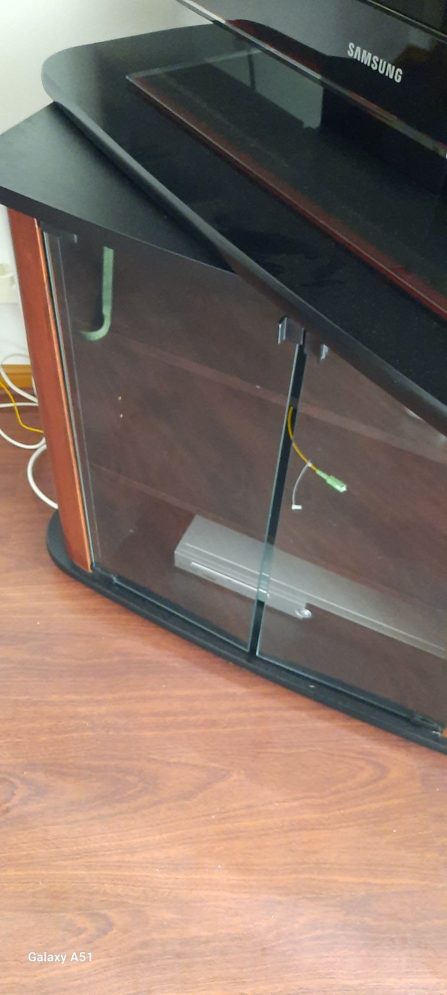 movel de televisão com portas em vidro