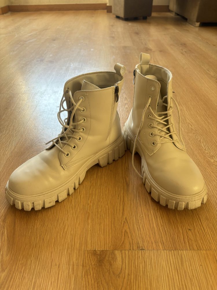 Botas beges confortáveis