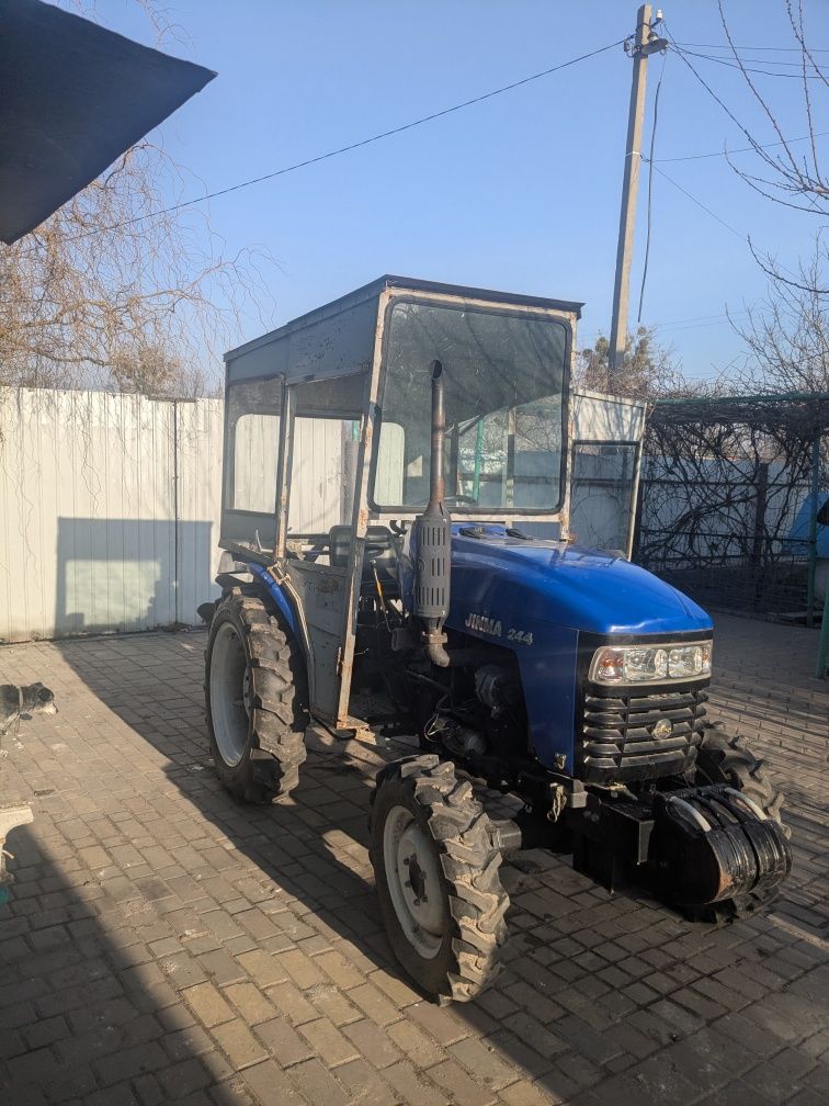 Продам трактор з плужком