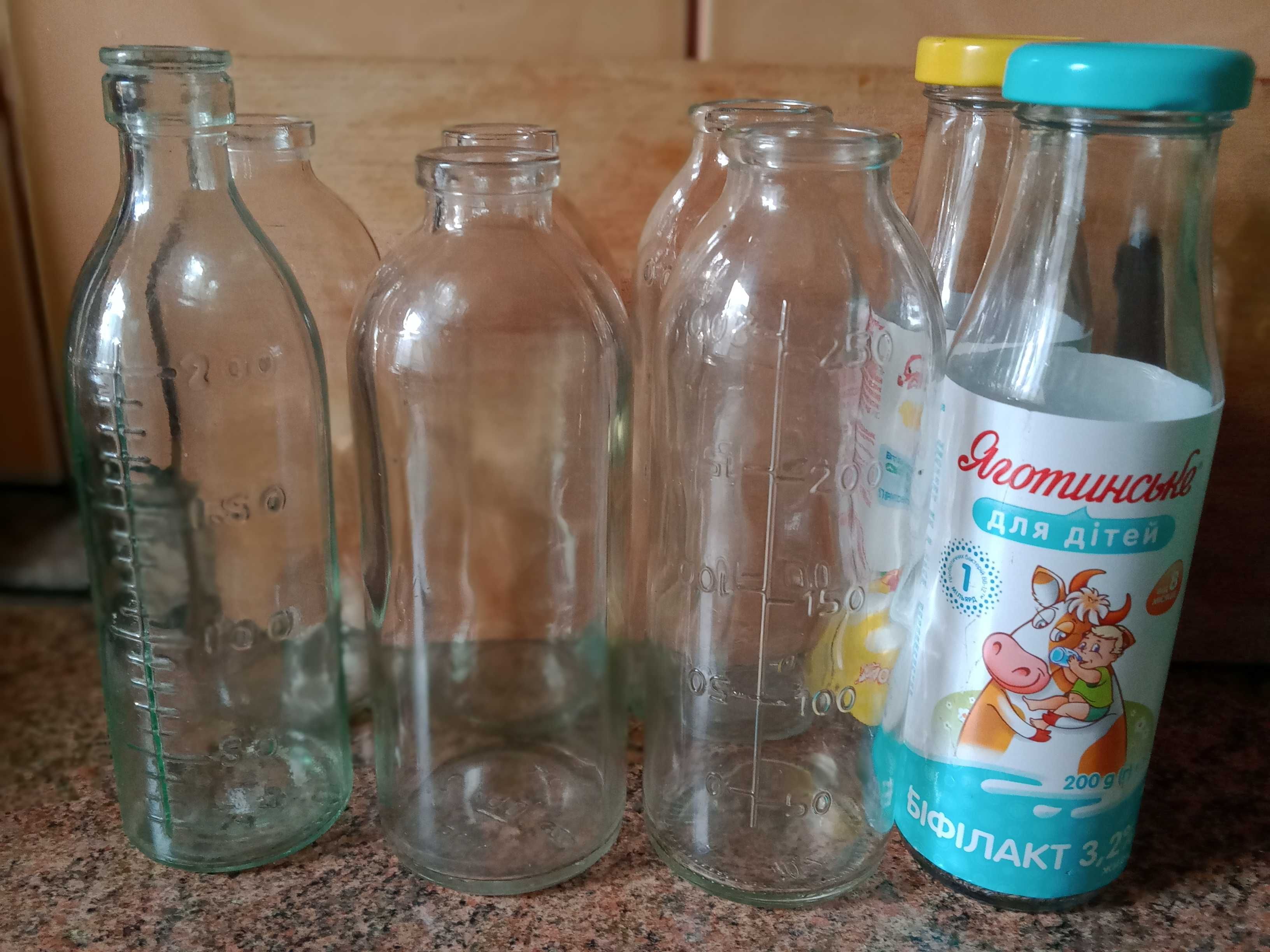 Банки 0,5; 1,0; 3,0 л, бутылочки с мерной шкалой, крышки п/эт.