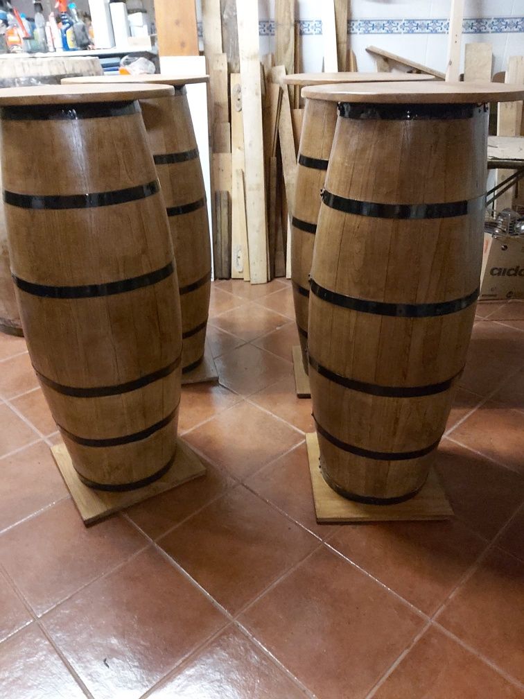 4 barris charutos com tampo de madeira (mesa em barril)