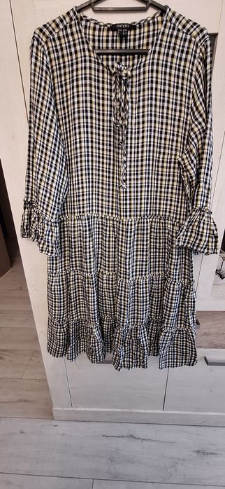 Sukienka w kratkę z delikatną srebrną nitką