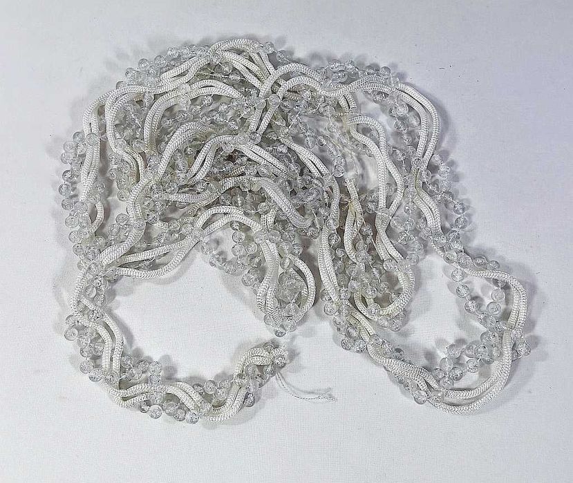 Dekoracyjne białe perełki na sznurku długość 270cm