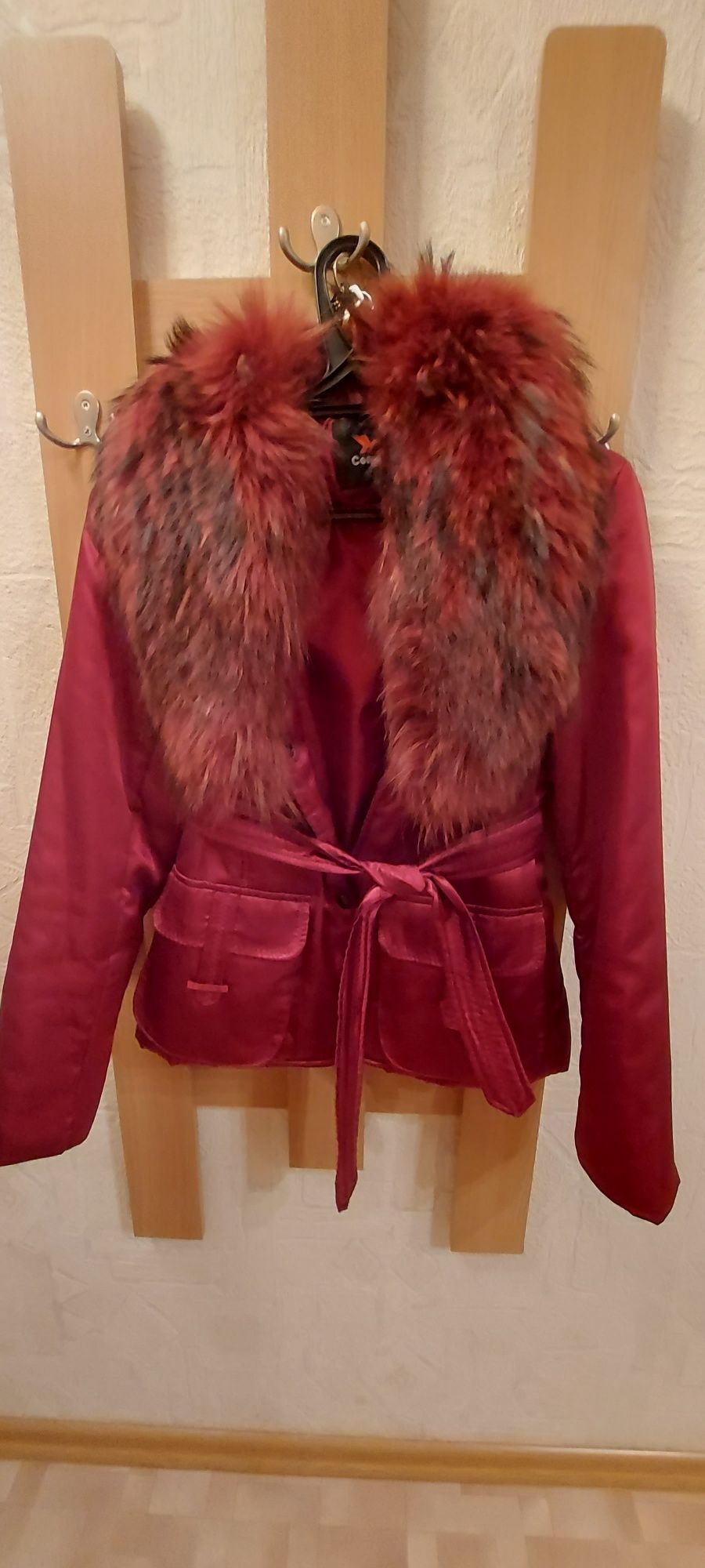 женская куртка бордо с натуральным мехом, размер 42-44