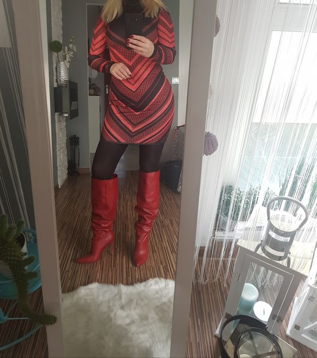 Piekna sukienka dopasowana