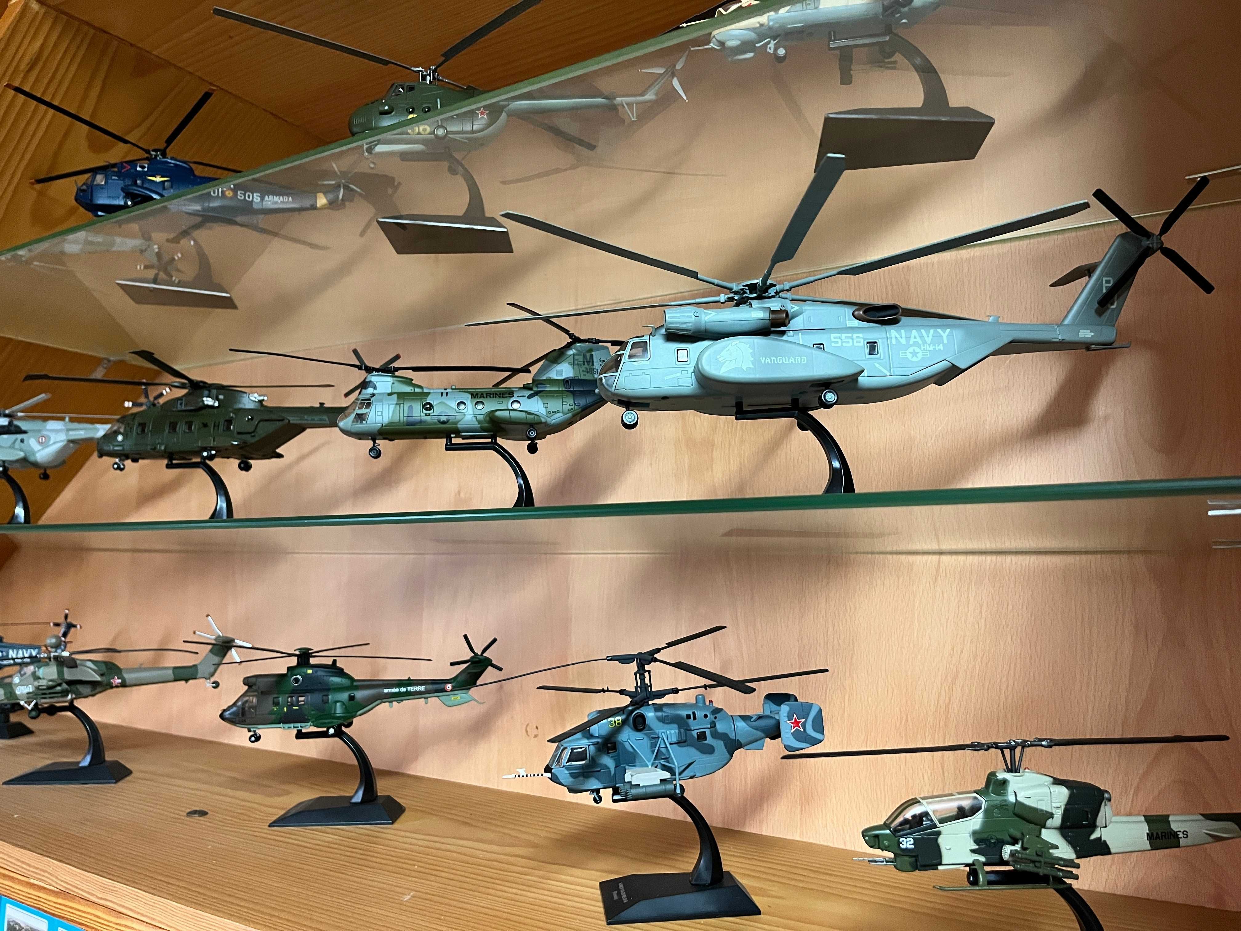 Estante completa com 80 maquetes de aviões - colecionismo