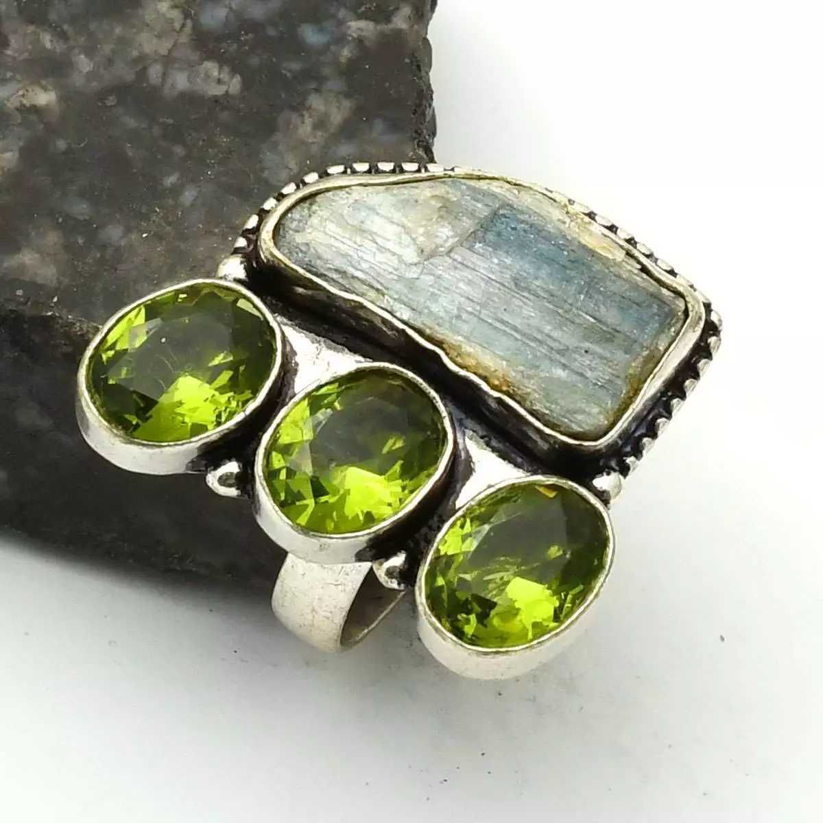 Pierścionek z kamieniami naturalnymi , 
 kyanit, peridot. Próba 925