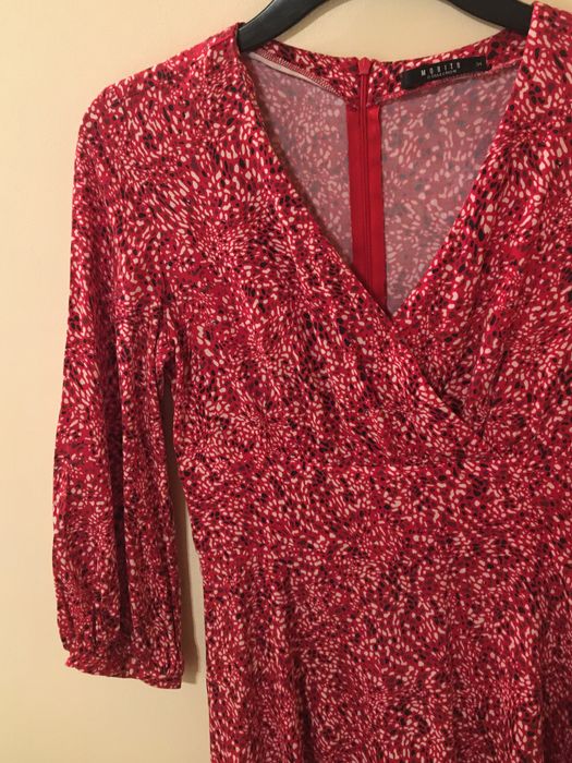 Czerwona sukienka midi do połowy łydki dekolt v kopertowy Mohito 34 X