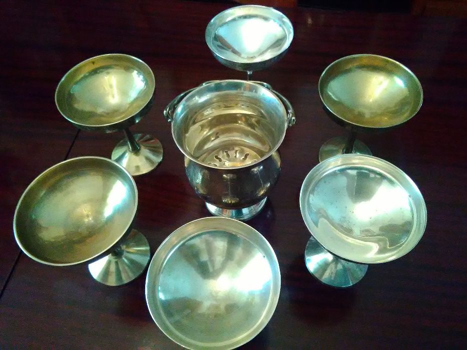 Taças de Champanhe, frapé e pinza em prata Américana.