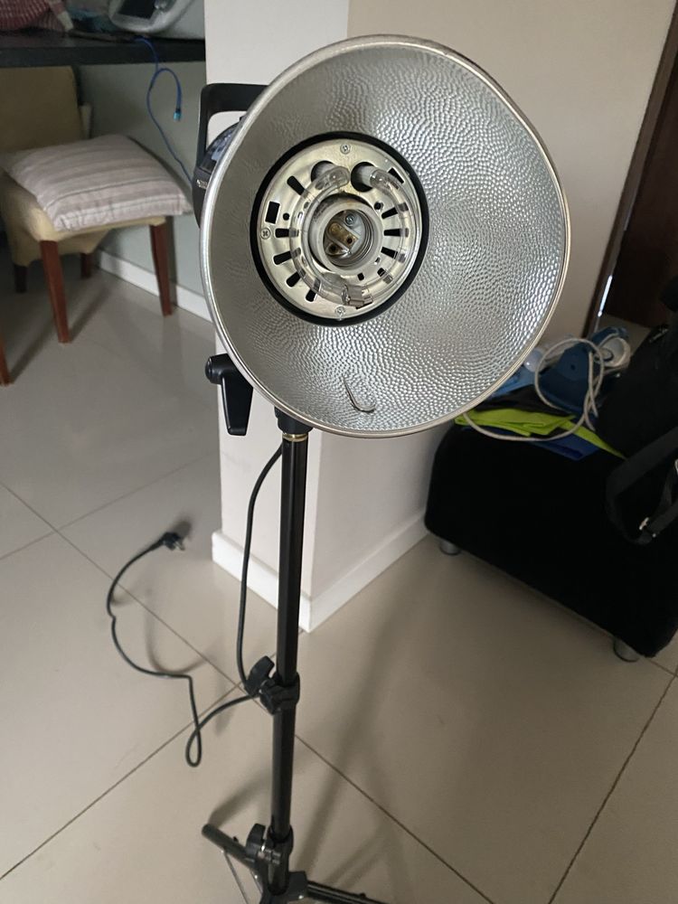 Lampa studyjna ze statywem Up300