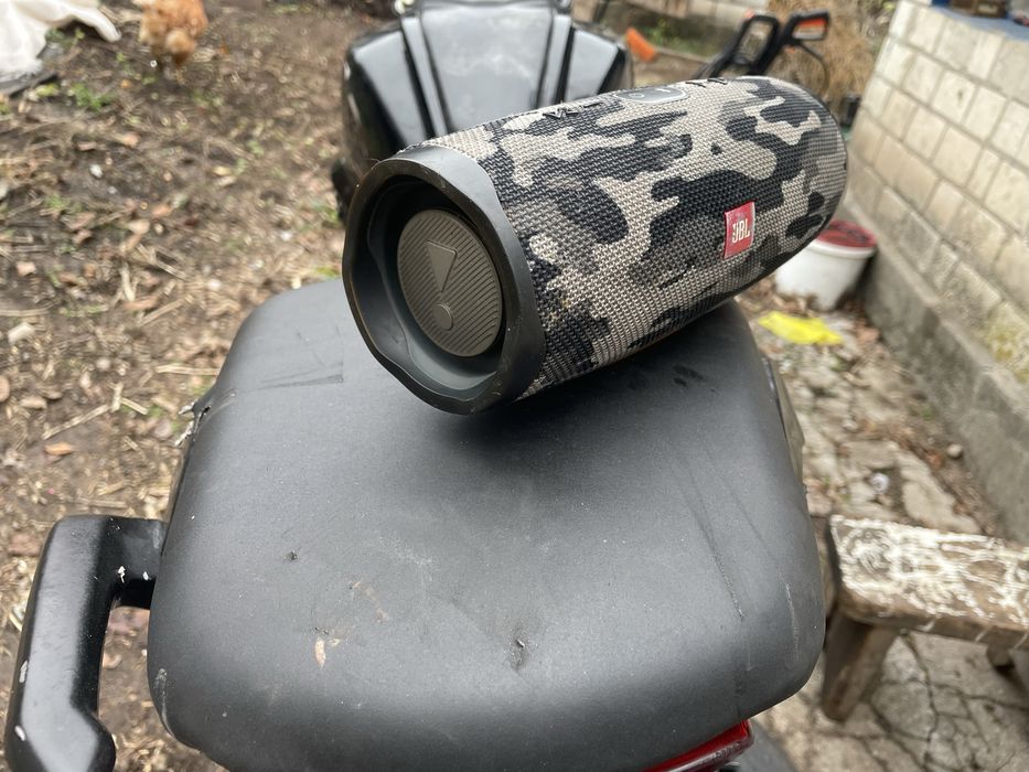 Продам колонку JBL CHARGE 4