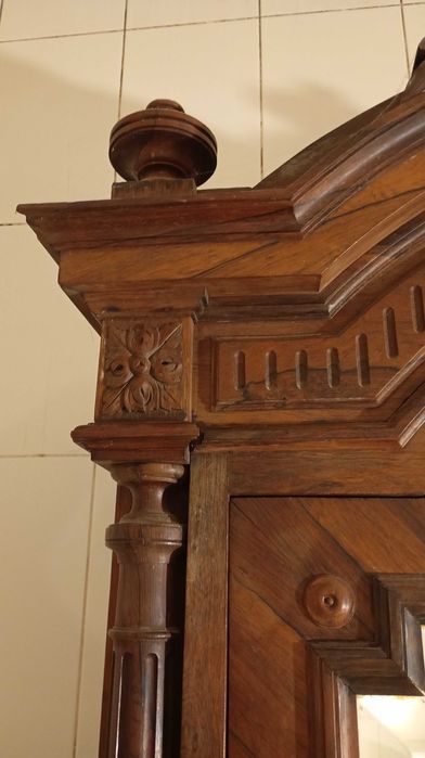 LEILÃO: Armário Francês em Madeira Maciça, Grande Espelho, séc. XIX-XX