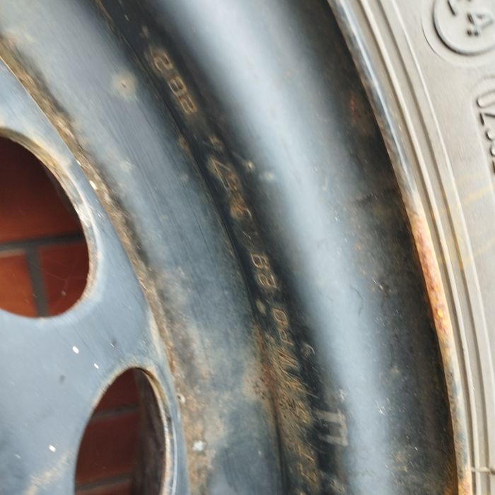 Na sprzedaż 2 felgi z oponami zimowymi 175/65R14 Kia Picanto