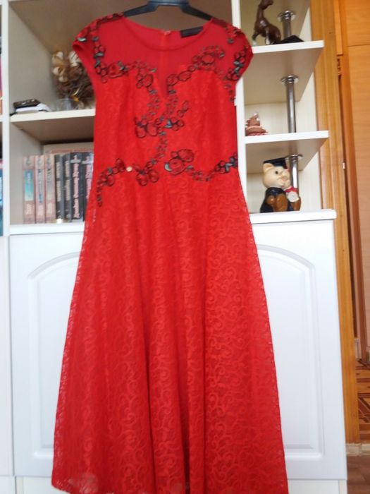 Платье нарядное ( гипюровое с вышивкой, красное). Производство Франц