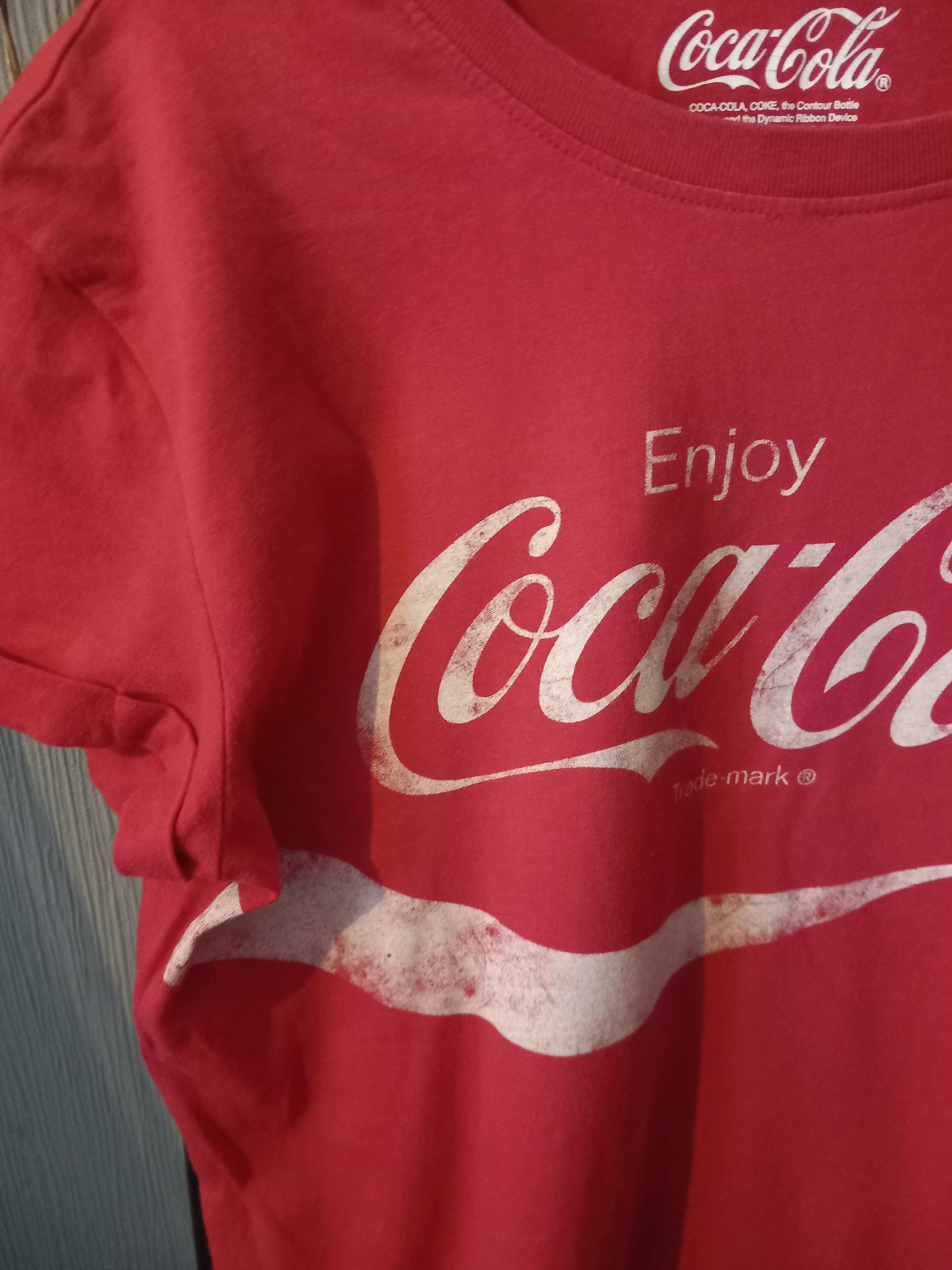 Czerwony T-shirt z kolekcji Coca Cola z efektem zużycia